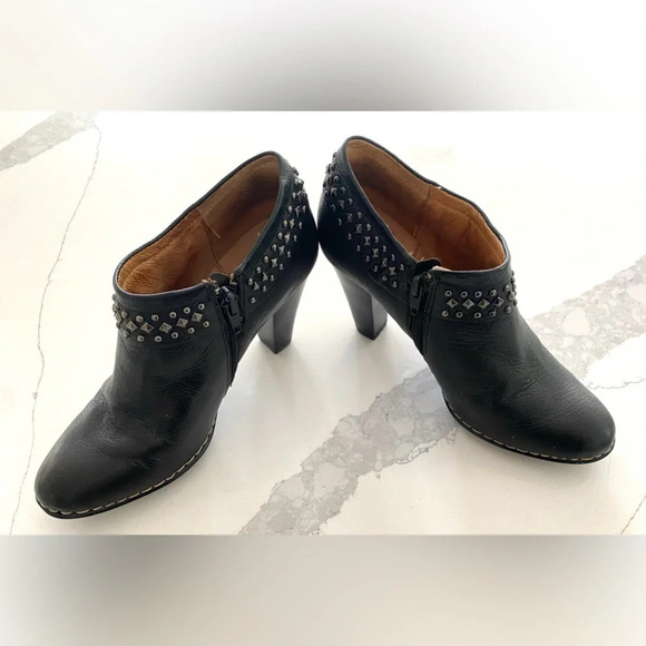 Sofft Women’s Shalene Black Leather Metallic Studded Ankle Booties Size 6.5 EUC - Picture 2 of 10